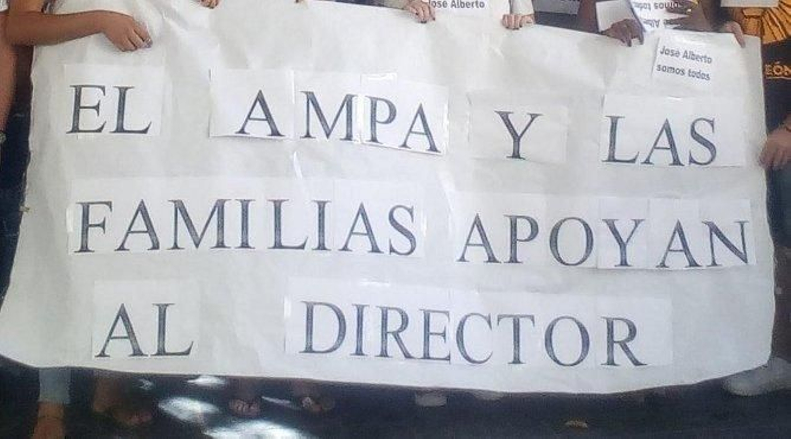 Pancarta de apoyo al director del IES Las Salinas, portada por estudiantes.