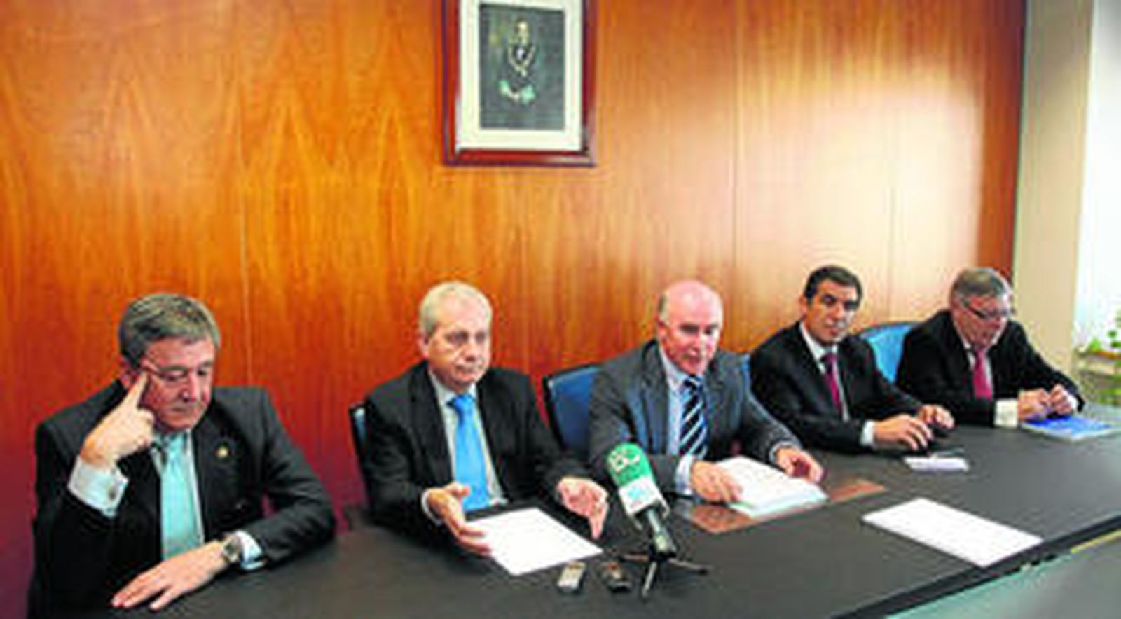 Los vocales del Consejo General del Poder Judicial, ayer, durante su visita a la Audiencia de Málaga.