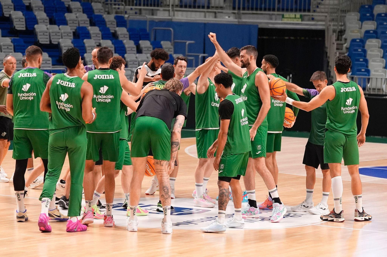 Hacía piña la plantilla en la sesión del viernes.