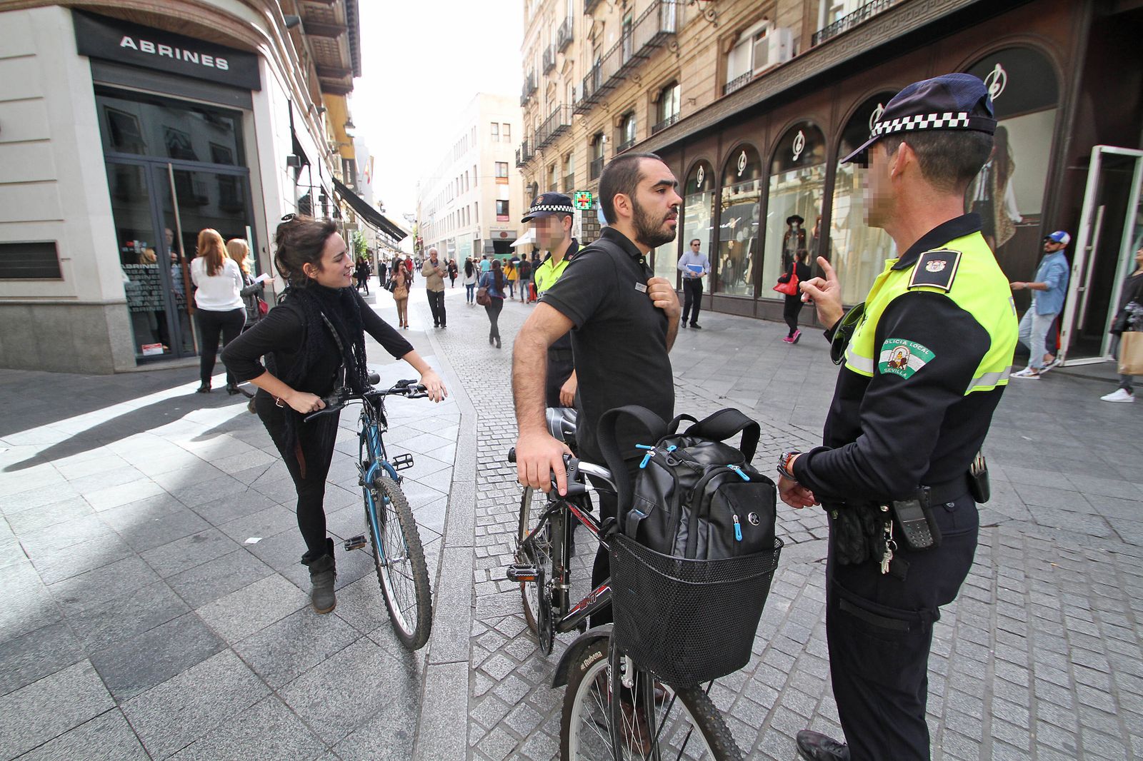 Agentes de Policía Local atienden a ciclistas en el centro de la Sevilla.