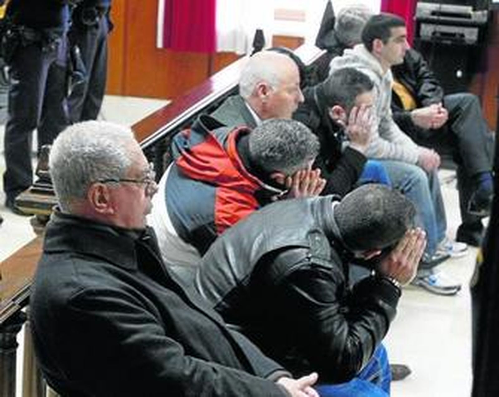 Luis Miguel Rodríguez Pueyo, en primer término, ayer en el banquillo junto a los otros siete acusados.