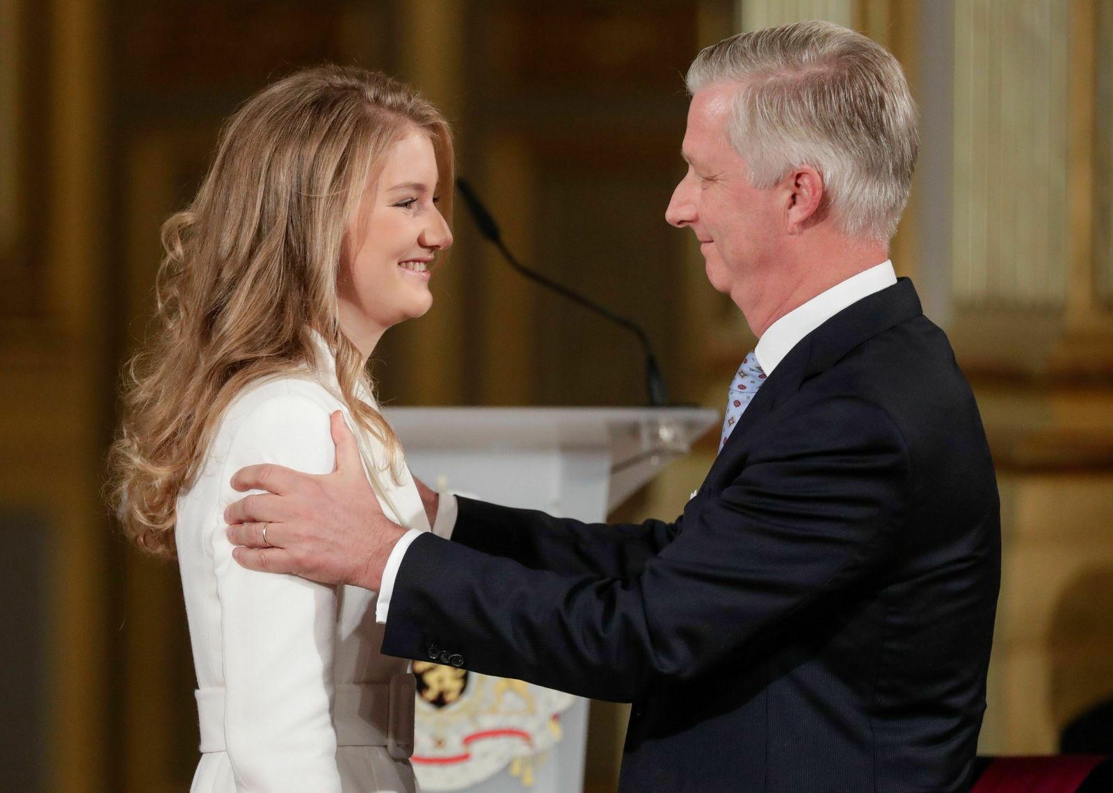 El rey Felipe mira orgulloso a su hija, la princesa Isabel, en el acto por su 18 cumpleaños.