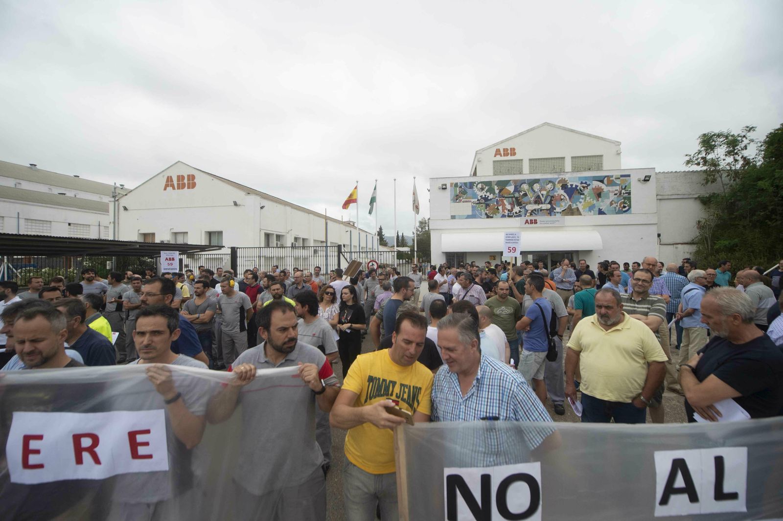 Concentración de trabajadores de ABB ante el ERE planteado.