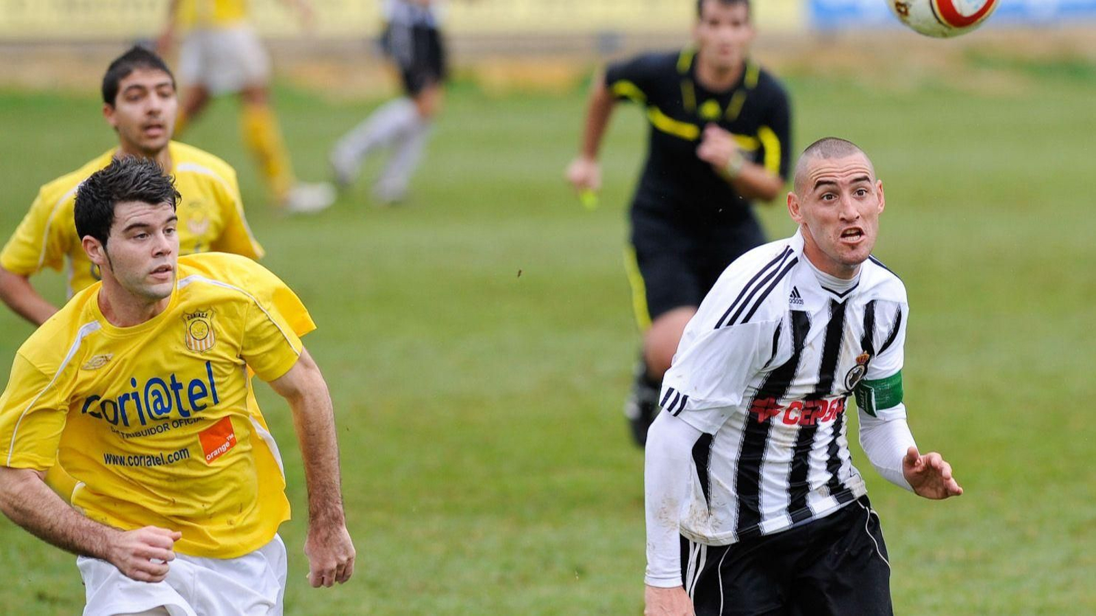 Copi corre a por el balón en el último Coria-Balona, en noviembre de 2010.