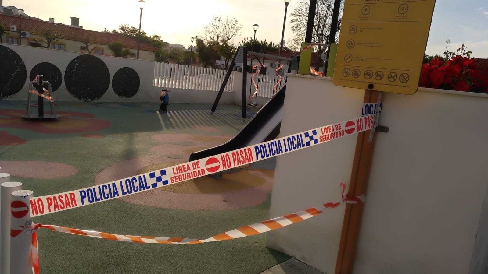 El acceso a otro parque infantil precintado.