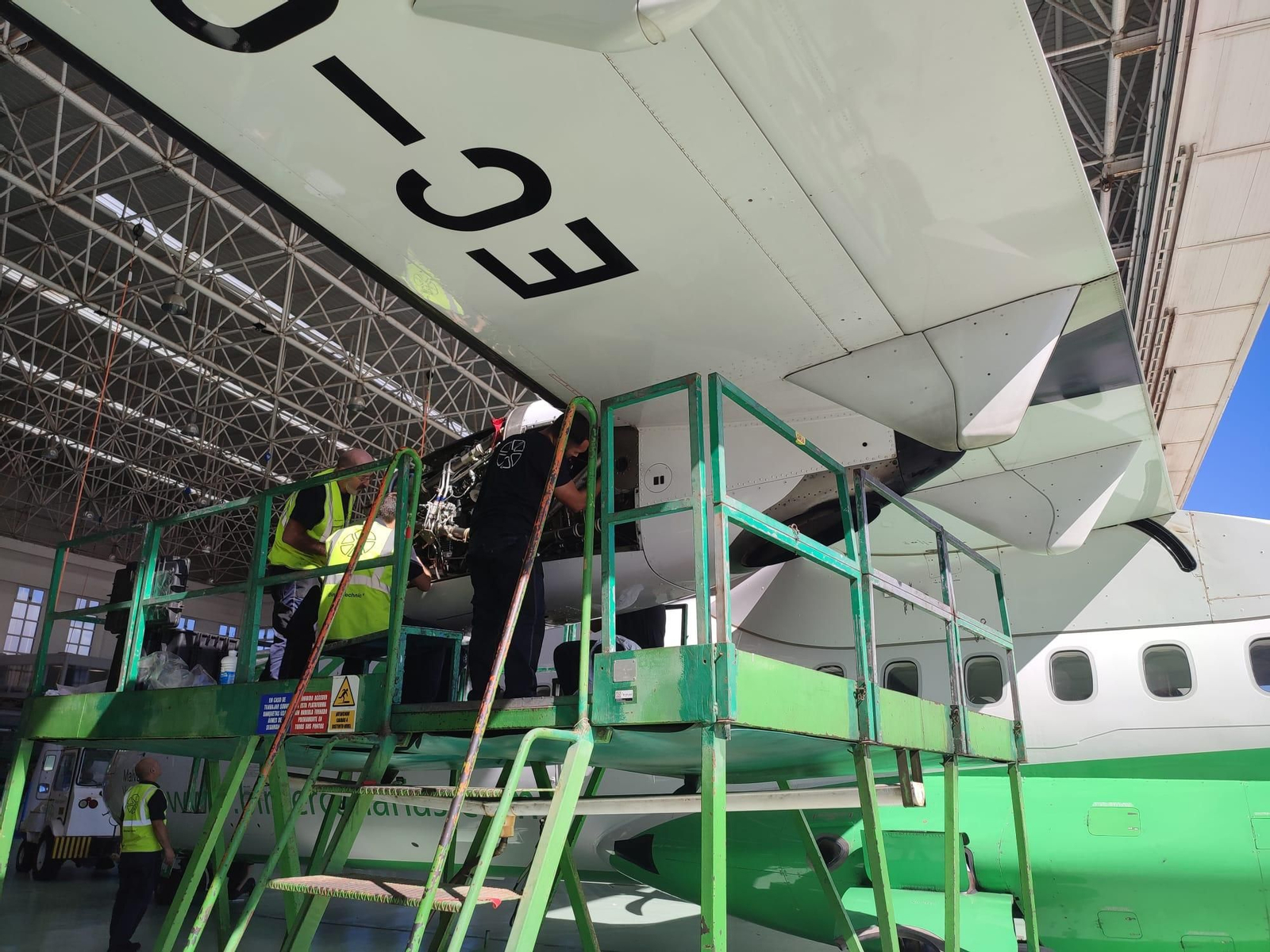 Un paseo en imágenes por el hangar de Binter, donde se revisan los aviones que vuelan a Córdoba