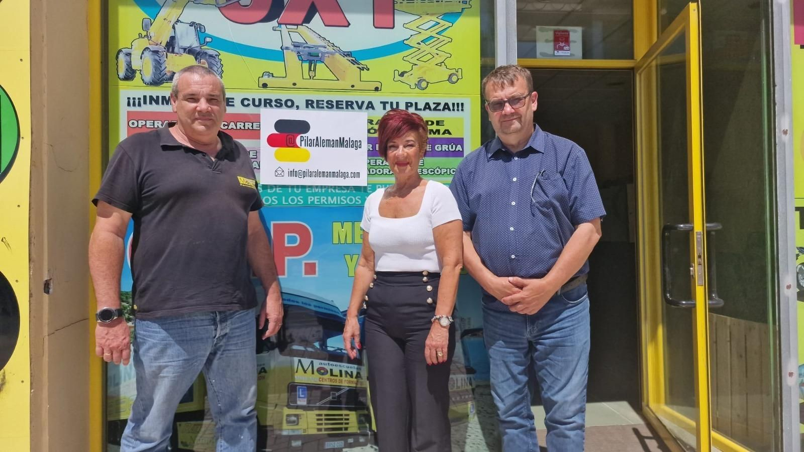 Representantes de autoescuelas Molina Málaga, el centro Pilar Alemán Málaga y CapaBus.