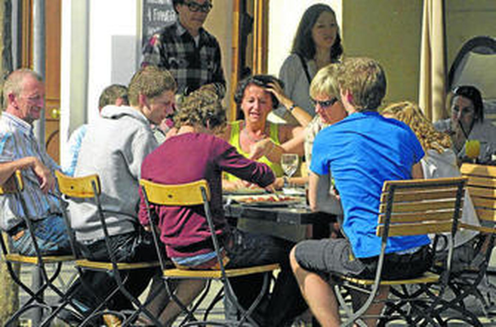 Un grupo de extranjeros degustaba ayer unas tapas en las inmediaciones de la Catedral.