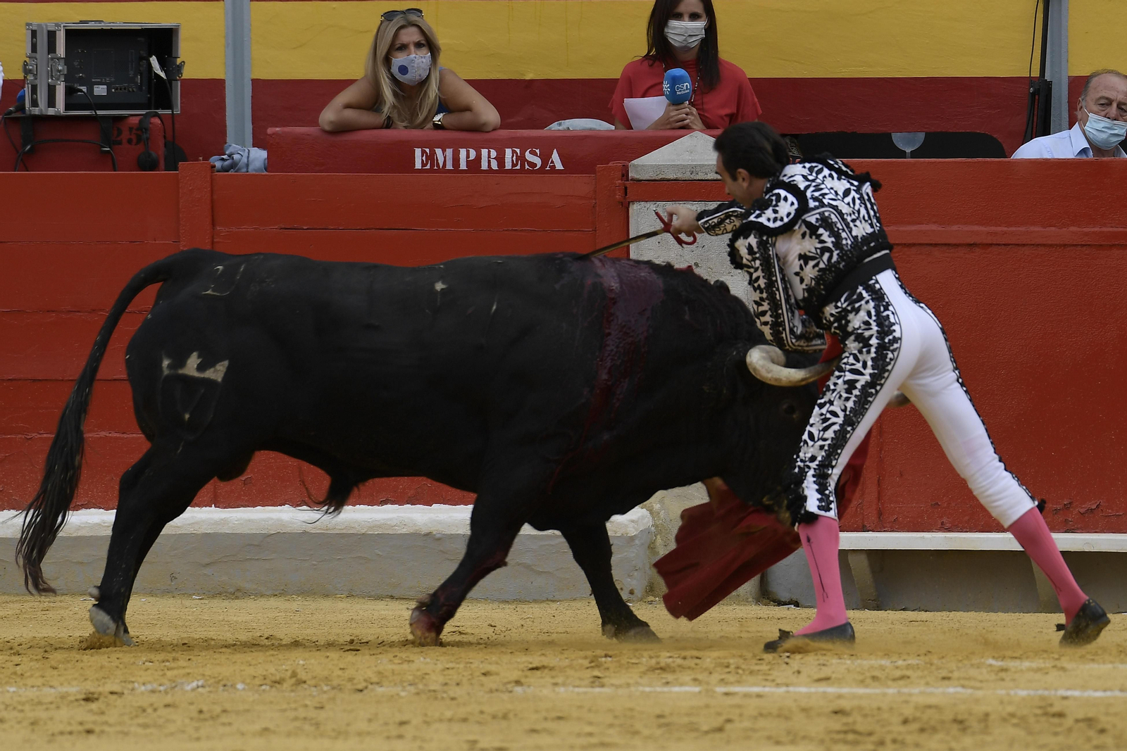 El 'juvenil' Enrique Ponce triunfa en Granada