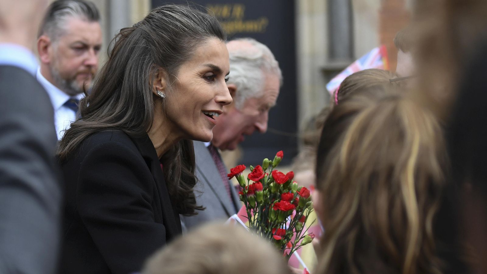 La Reina, saludando a los británicos, en una foto en la que se aprecian más que nunca sus canas.