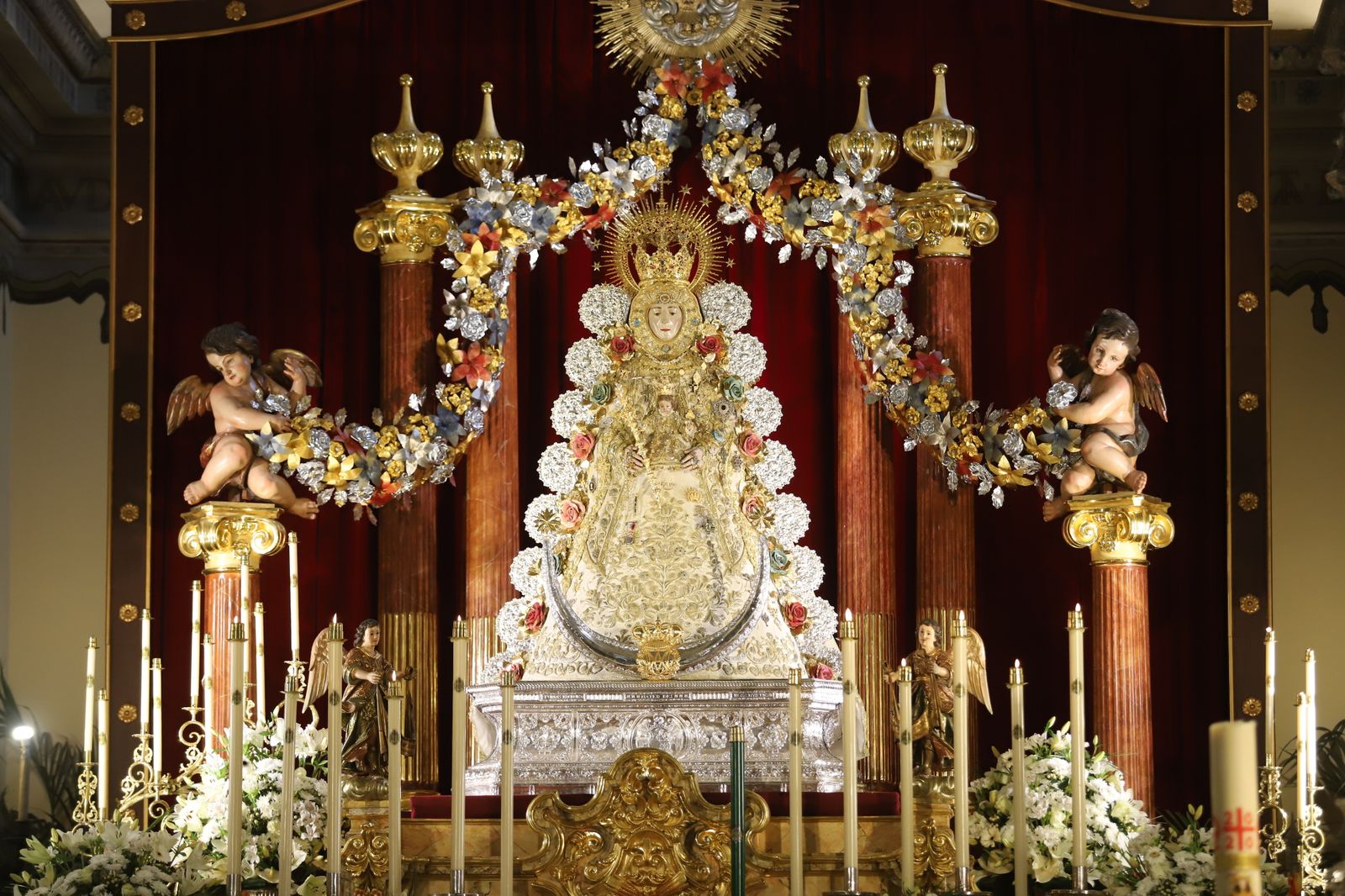 Imágenes de la misa de Pentecostés atípica y a puerta cerrada por el coronavirus, en la parroquia de la Asunción de Almonte