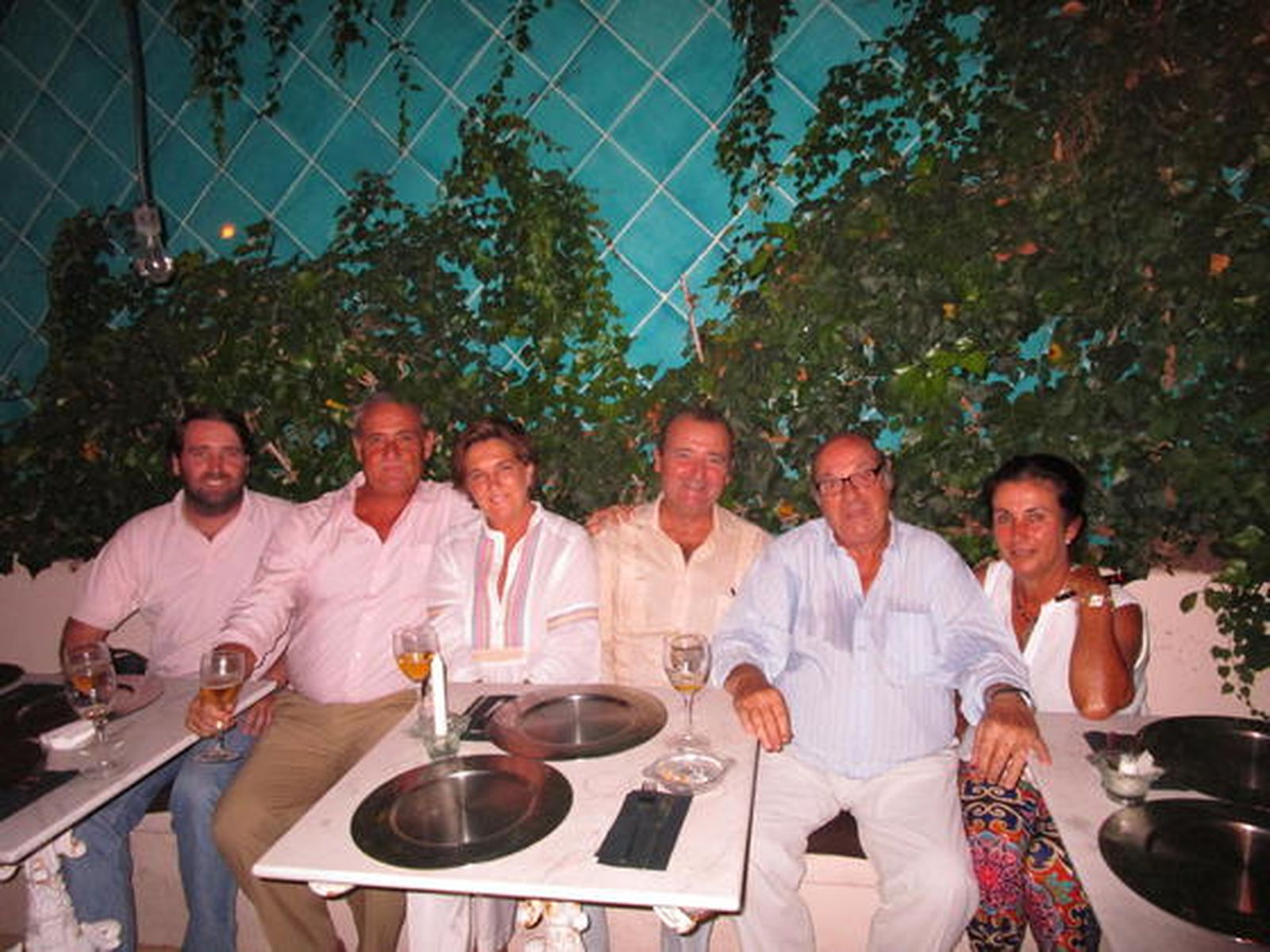 Talo Tejada, PabloJoly, María José Osborne, Eduardo Tejada, Mamel Llanza y Tere Yrayzoz, durante la exposición de fotografias, en el restaurante Pasta Gansa.

Foto: Ignacio Casas de Ciria