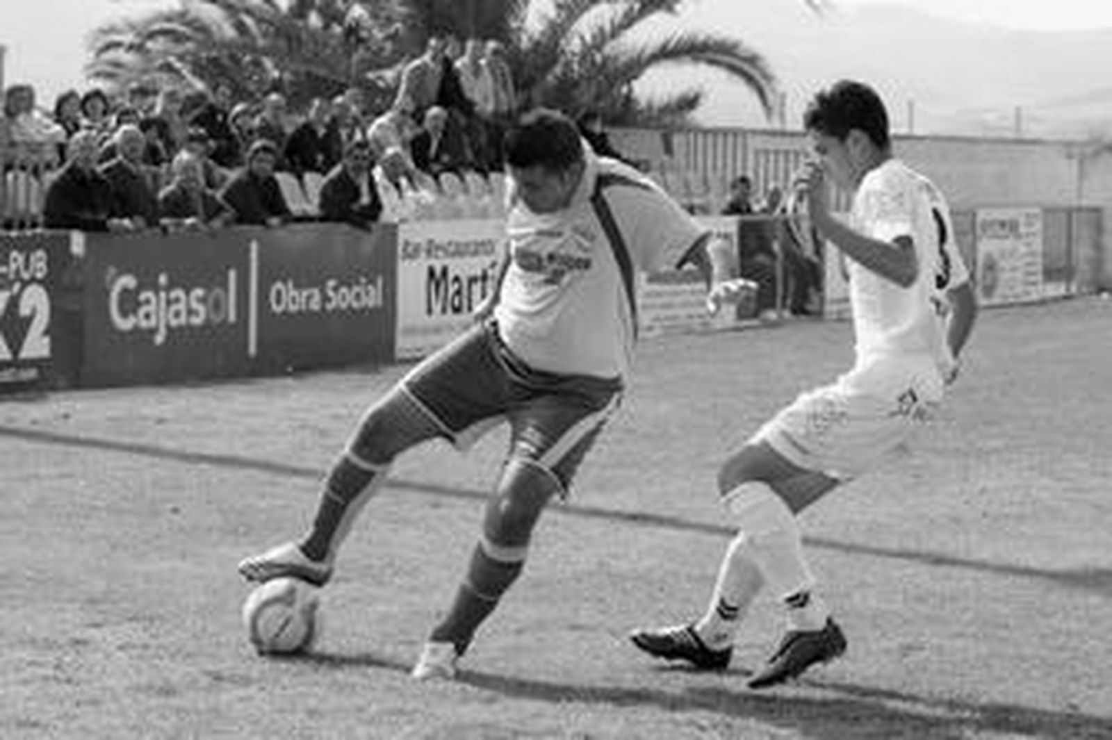 Fiera protege el balón ante la presión de un adversario.