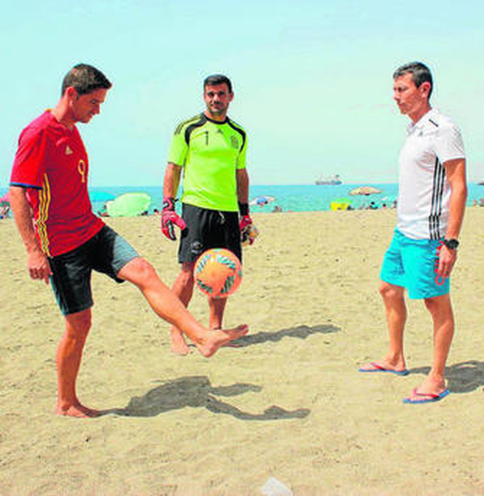 Raúl Mérida, Dona y el técnico Ángel López, en la playa del Zapillo entre campeonato y campeonato.