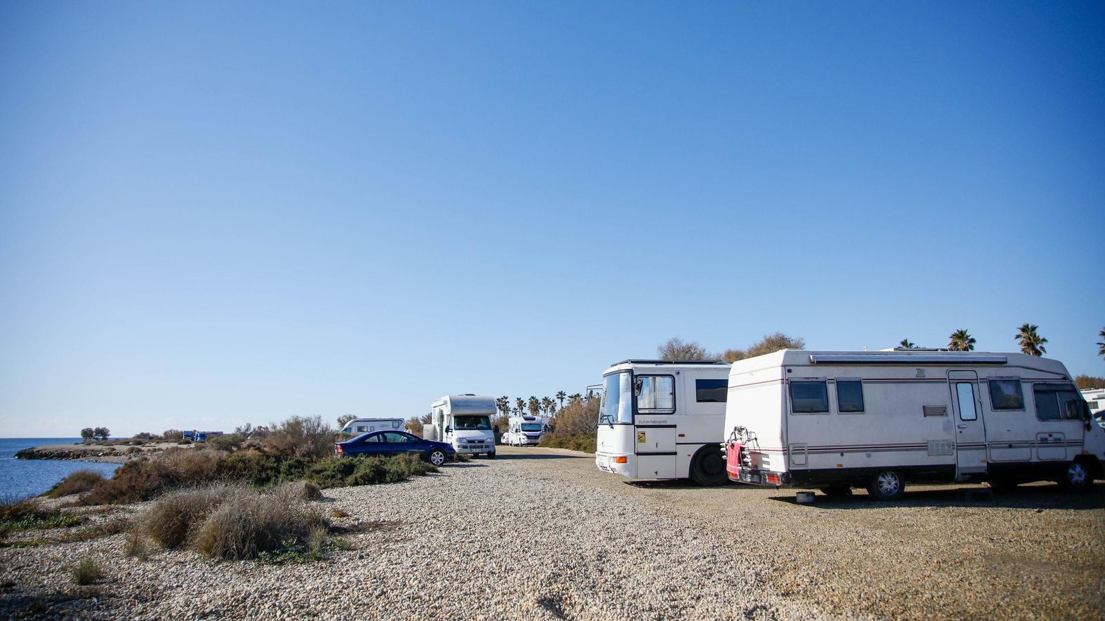 Algunas salen de los aparcamientos y se instalan en primera línea de playa