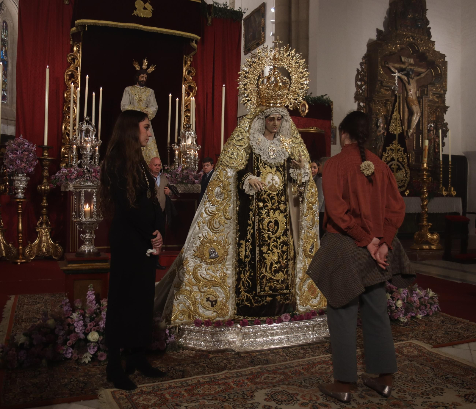 Sevilla acaricia la Semana Santa en un Domingo de Pasión lleno de cultos