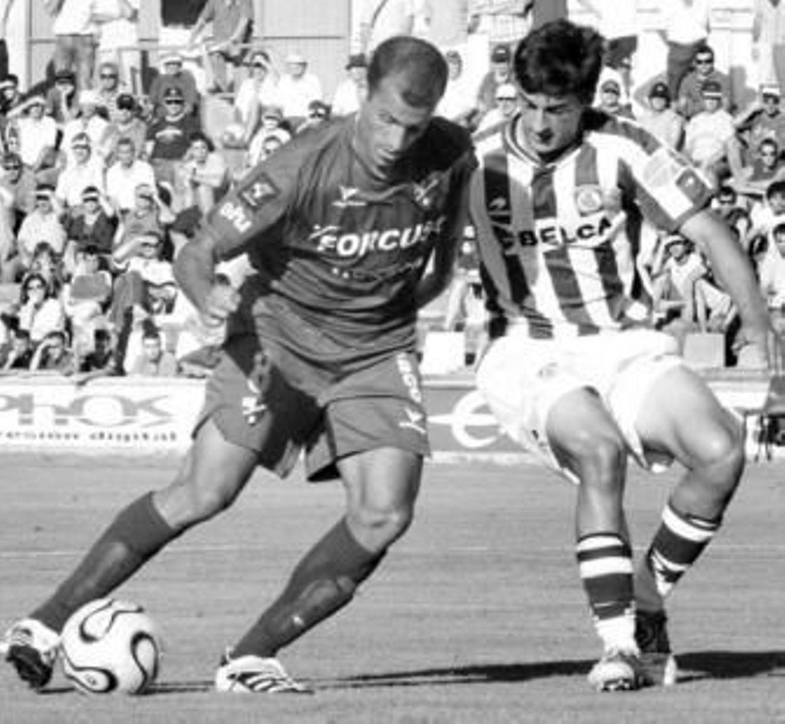 Mikel Rico  controla el balón en un partido con el Huesca  ante el filial de la Real Sociedad.