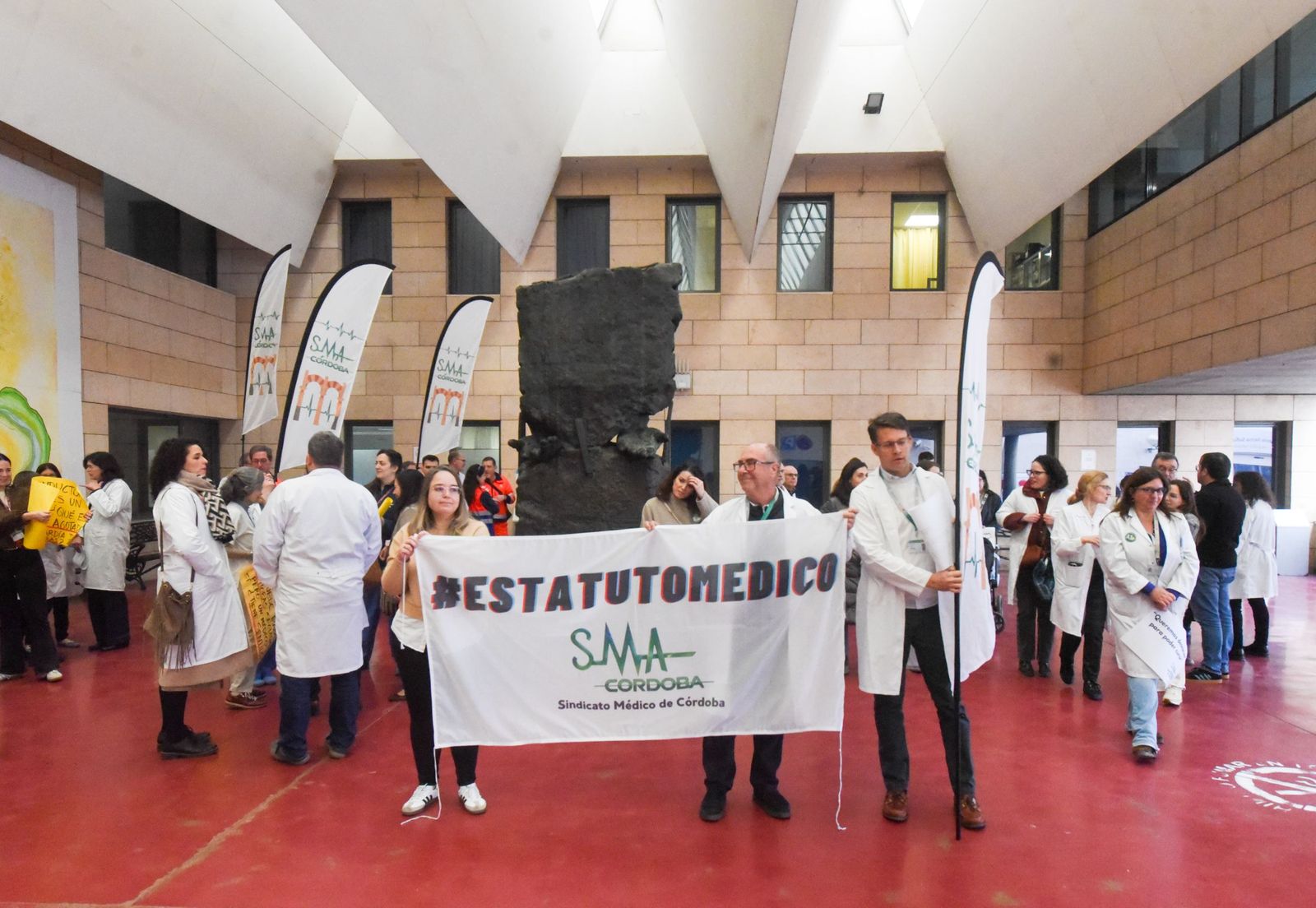 Las imágenes de la marcha de los médicos cordobeses por un estatuto propio y la mejora de sus condiciones laborales