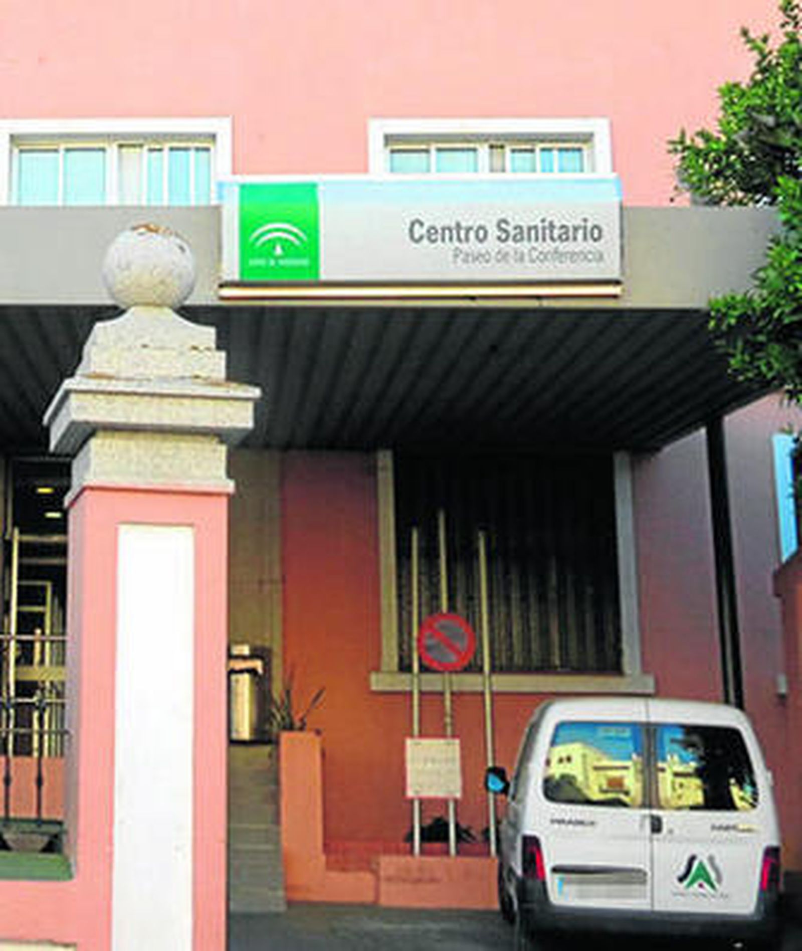 La entrada al edificio de la Cruz Roja.