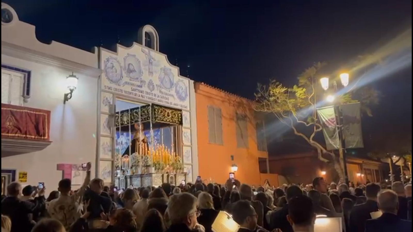 La salida de María Santísima del Amor y Soledad.