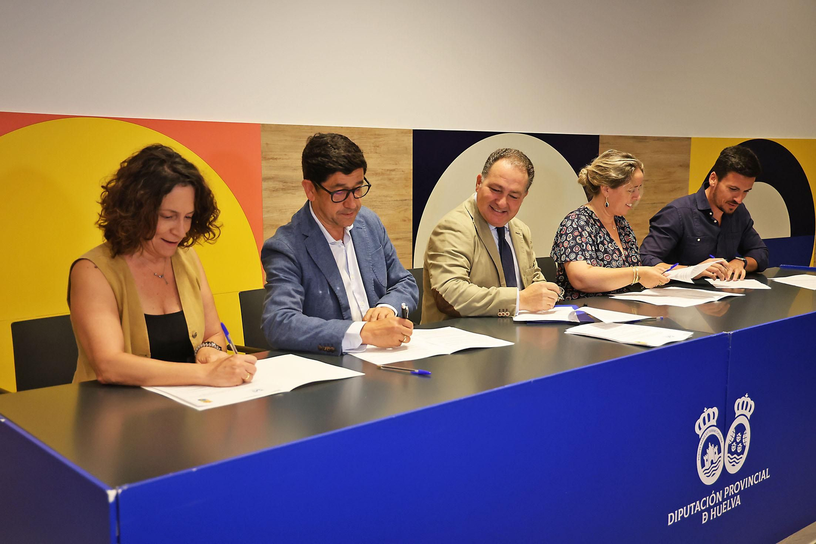 Imágenes de la firma con alcaldes de 34 municipios los convenios del programa 'Tu Diputación Invierte'