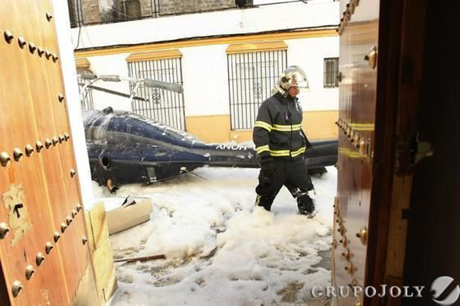 El piloto, que intentó aterrizar, acabó a pocos metros de la Iglesia Prioral Portuense. Heridos el piloto y los dos pasajeros, que tomaban imágenes turísticas de la ciudad./Fotos:Fito Carreto

Foto: Fito Carreto