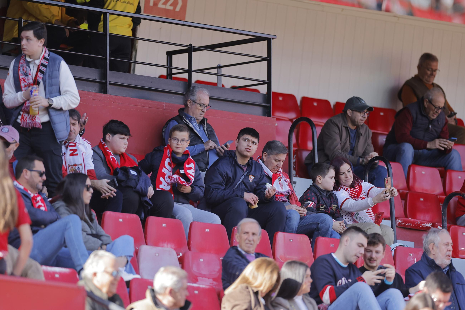 Búscate en las fotos del Sevilla - Oviedo