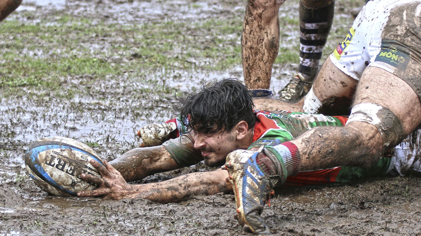 Un jugador del CAR trata de liberar el oval.