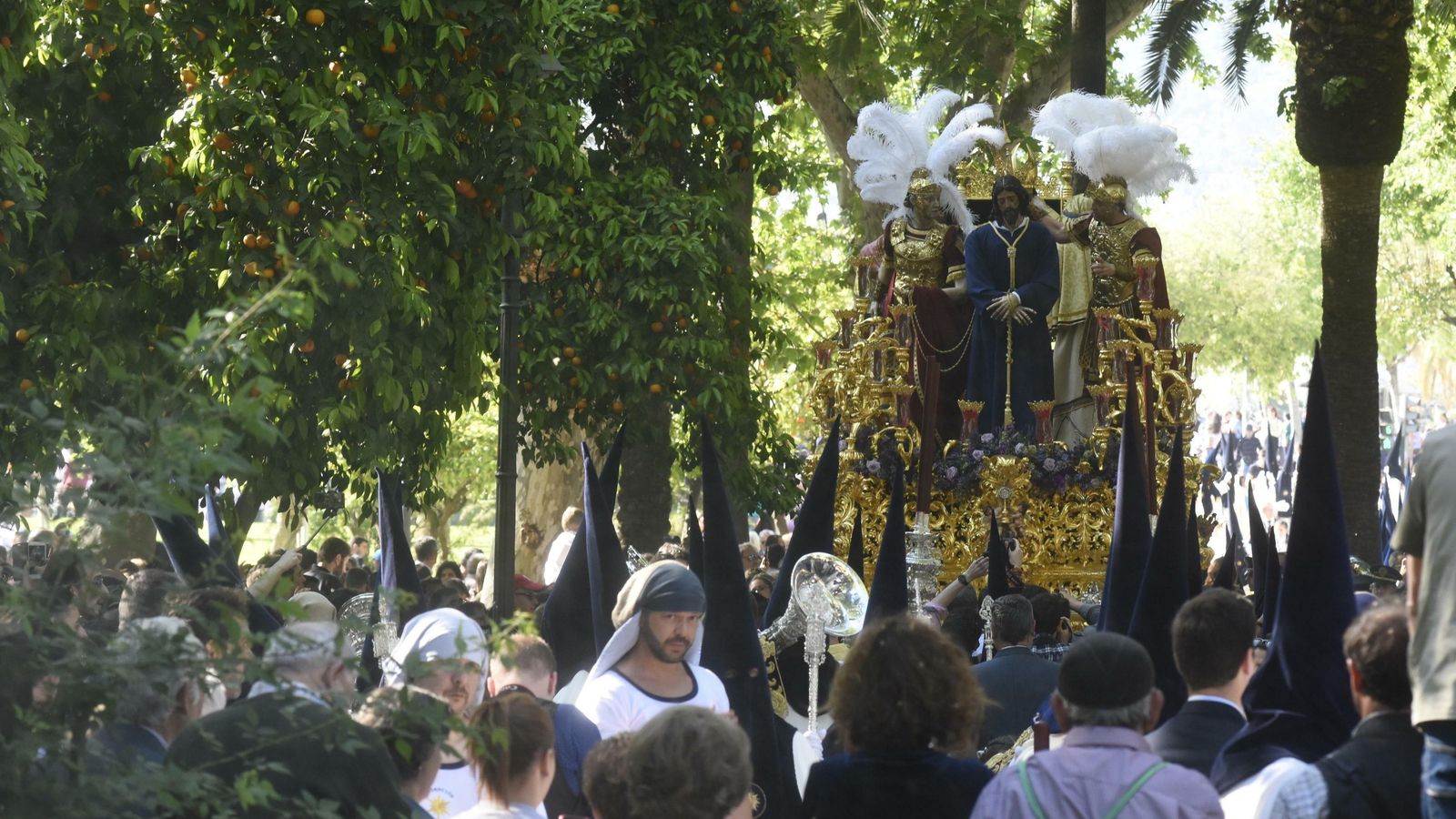 Nuestro Padre Jesús de la Redención, a su paso por los jardines de los Patos.