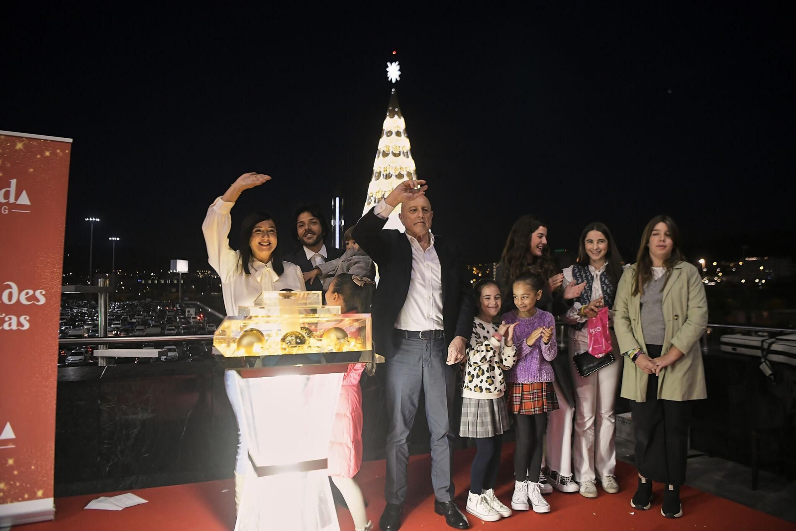 Fotos: así se ha iluminado el árbol de Navidad del Nevada en Granada, el más alto de España