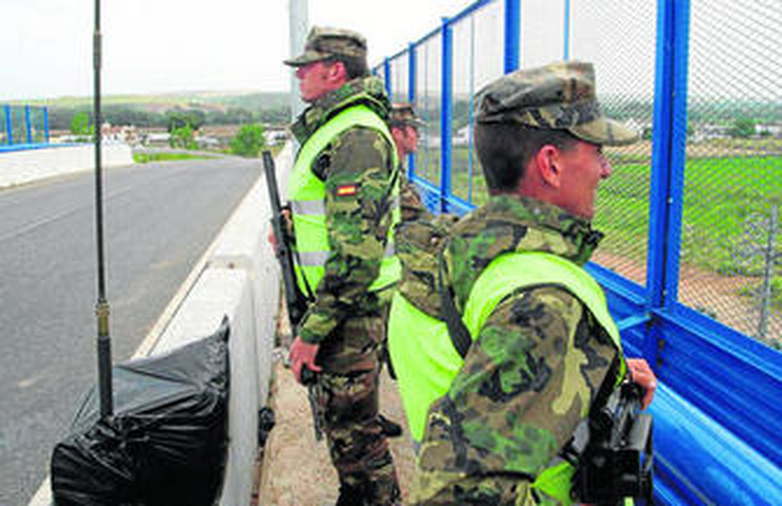 Soldados vigilan el entorno de las vías del AVE tras los atentados terroristas del 11 de marzo de 2004.