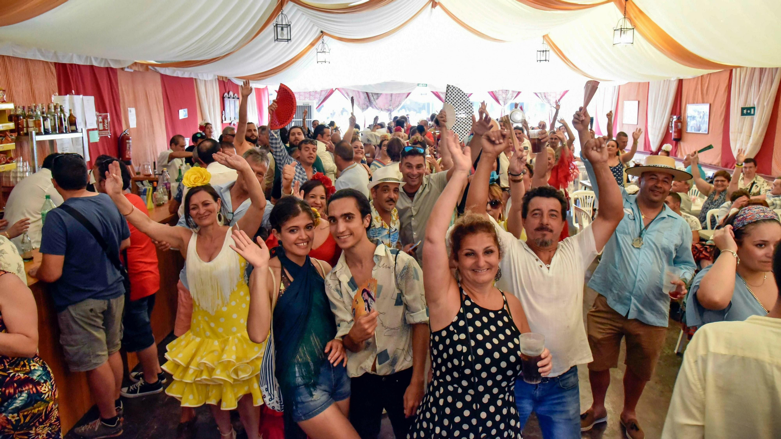 Ambiente en las caseta en el Domingo Rociero