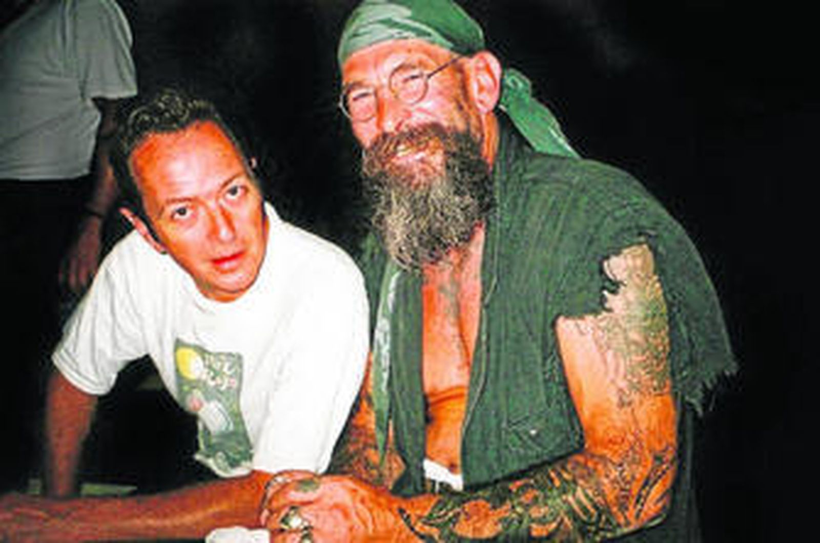 Joe Strummer con Jo, en Los Escullos.