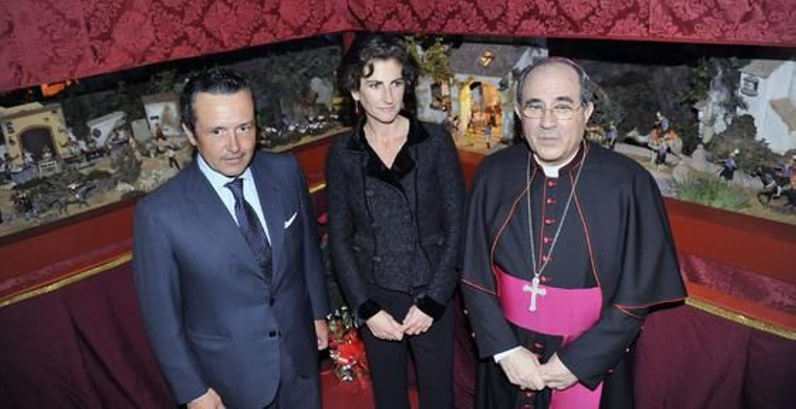 Gonzalo Madariaga y su esposa, María Caballero, con el arzobispo de Sevilla, Juan José Asenjo Pelegrina.

Foto: J. C. Vázquez y Victoria Hidalgo