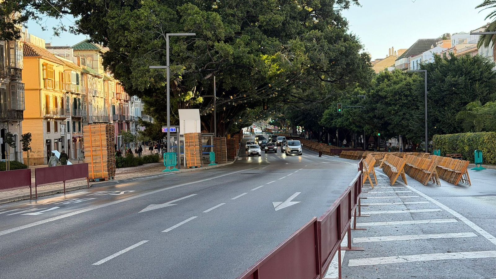La Alameda ya se prepara con sillas y vallas.