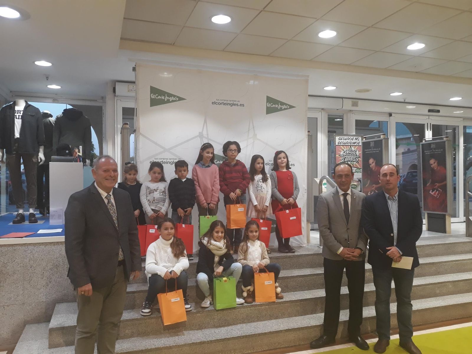 Los ganadores del Concurso de Dibujos de Navidad, en El Corte Inglés con sus regalos.