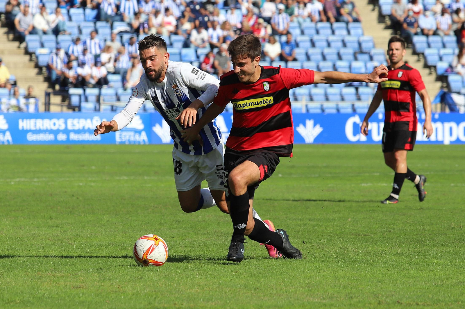 Adriá Arjona presiona a un rival durante el encuentro ante el Gerena.