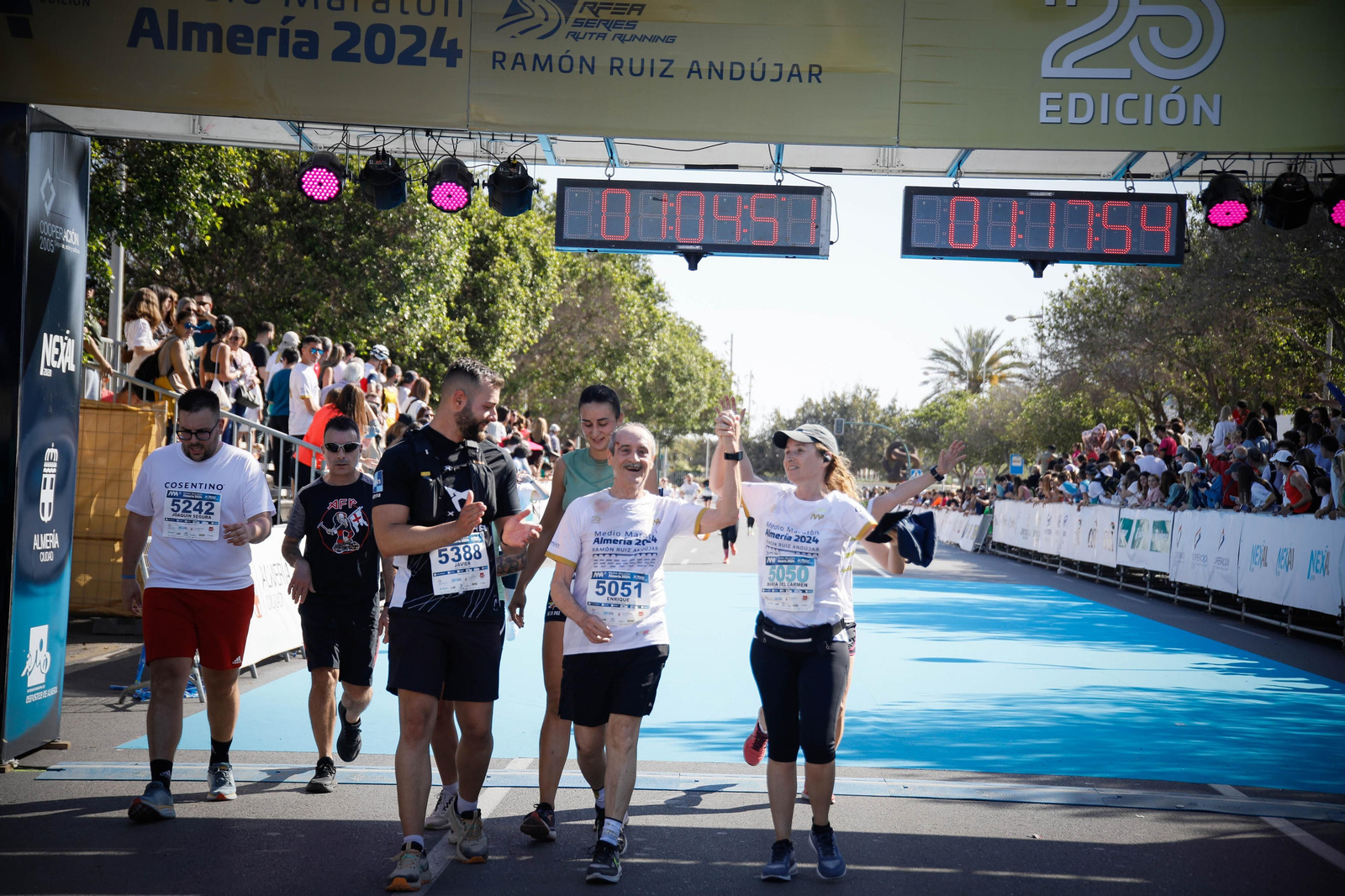 Imágenes de la llegada de la Media maratón Ciudad de Almería