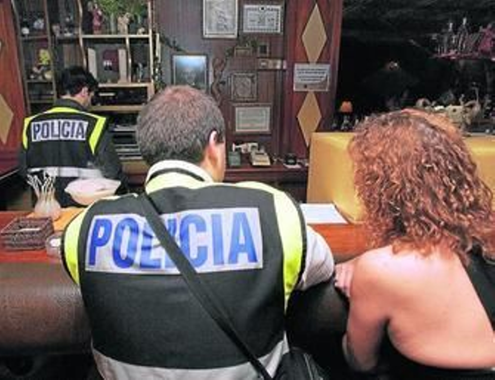 Un grupo de agentes, durante una operación en un club de alterne.