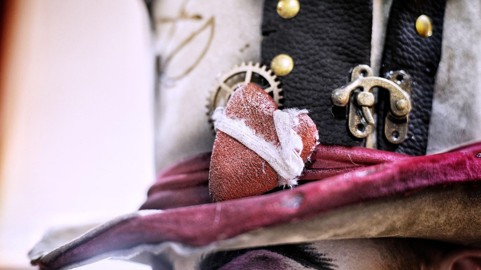 El gorro con el corazón y abertura como símbolo de la salida.