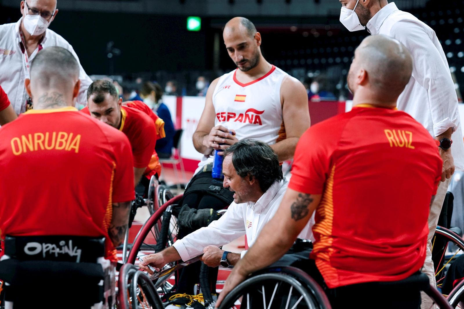 Alejandro Zarzuela atiende las instrucciones de los técnicos en un momento del partido ante Alemania.