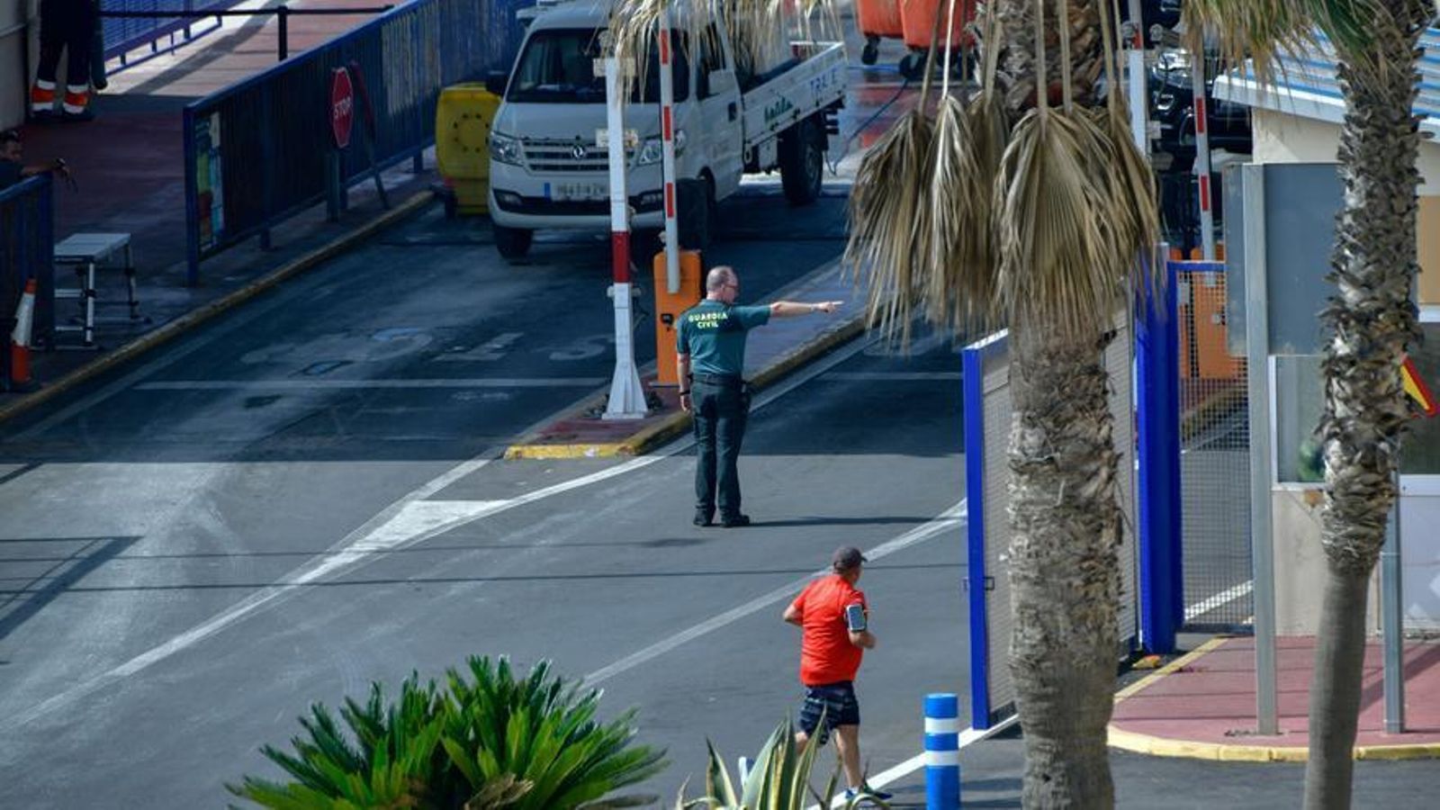 Un coche cruza la frontera en Ceuta.