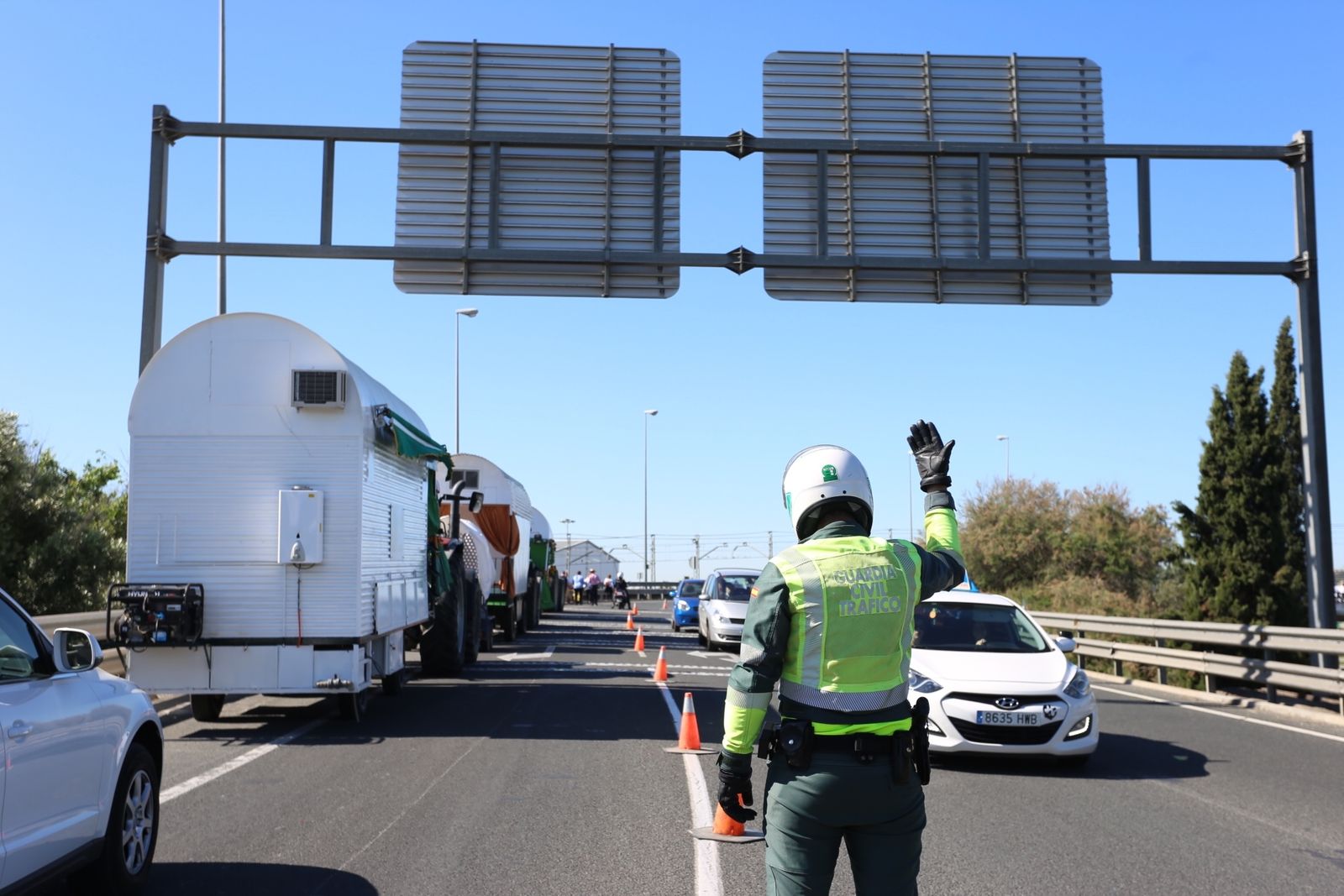 La salida hacia El Rocío de la Hermandad Castrense
