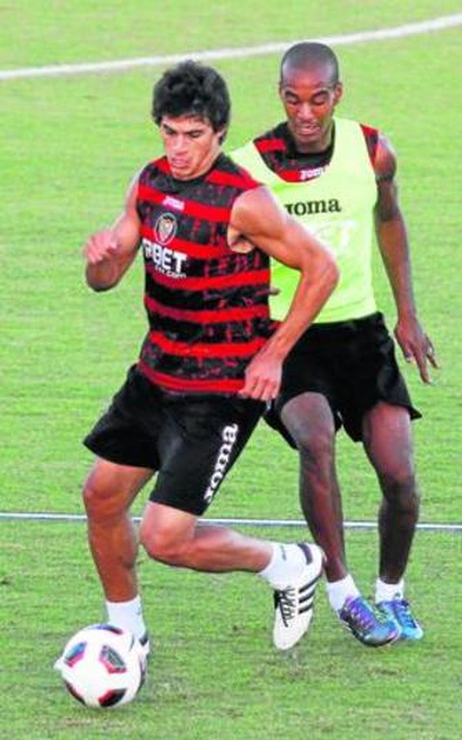 Perotti conduce el balón bajo la marca de Konko.