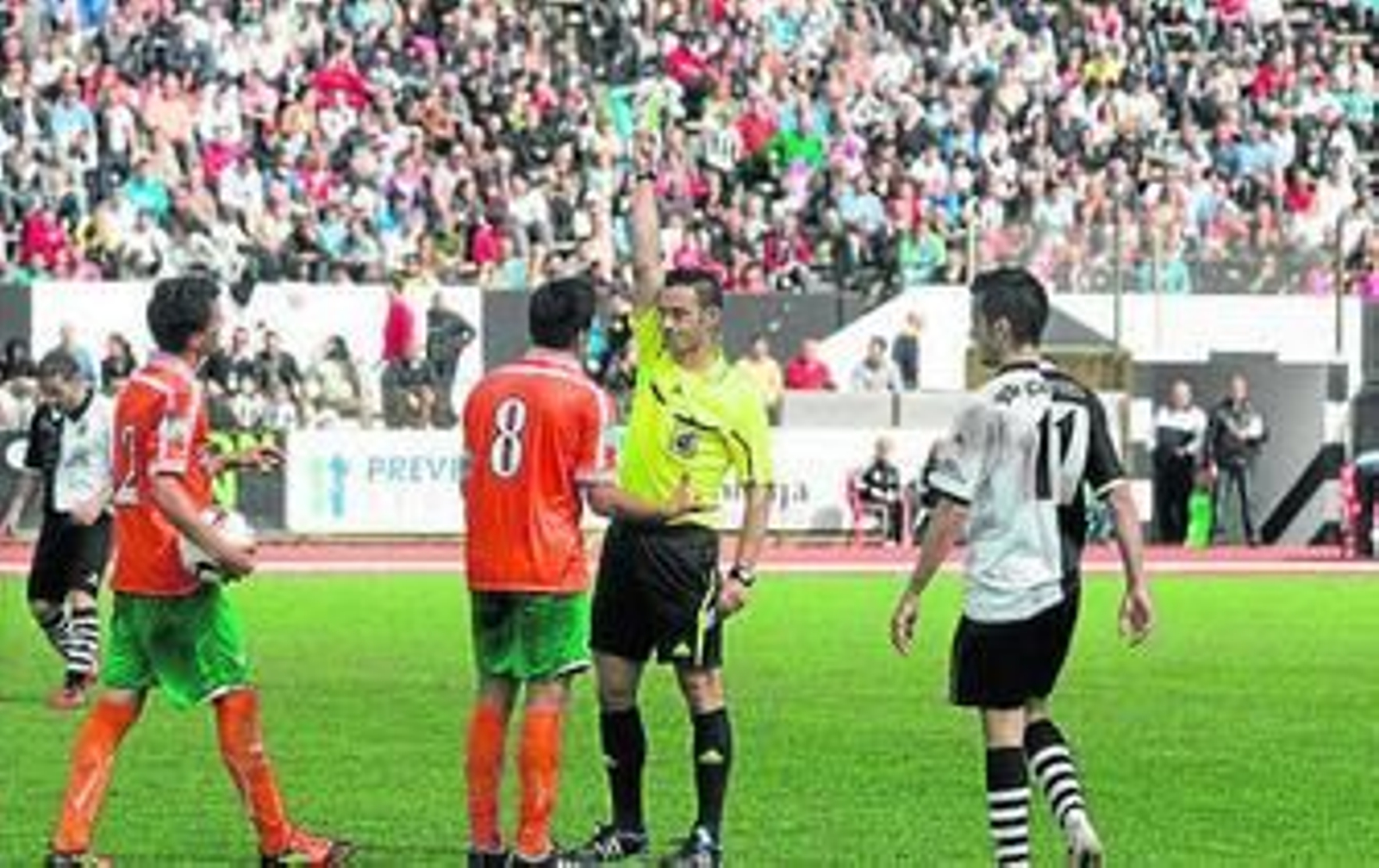 Sánchez Laso amonesta durante el Balona-Betis B; a la izquierda, Manu Palancar.