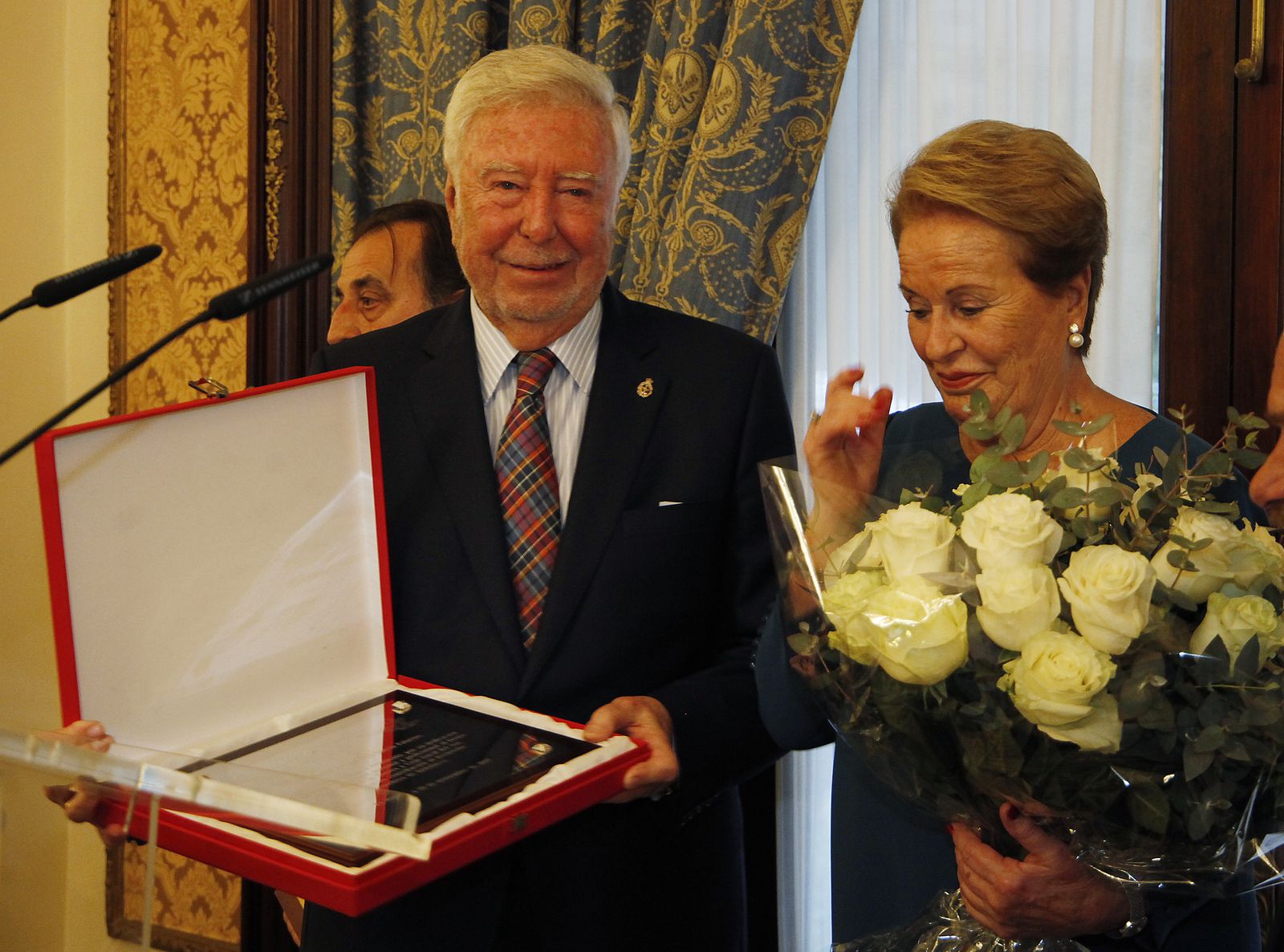 José Luis García Palacios muestra la placa de homenaje que le entregaron Caja Rural del Sur y la Fundación de la entidad, acompañado de su esposa, Pilar Álvarez.