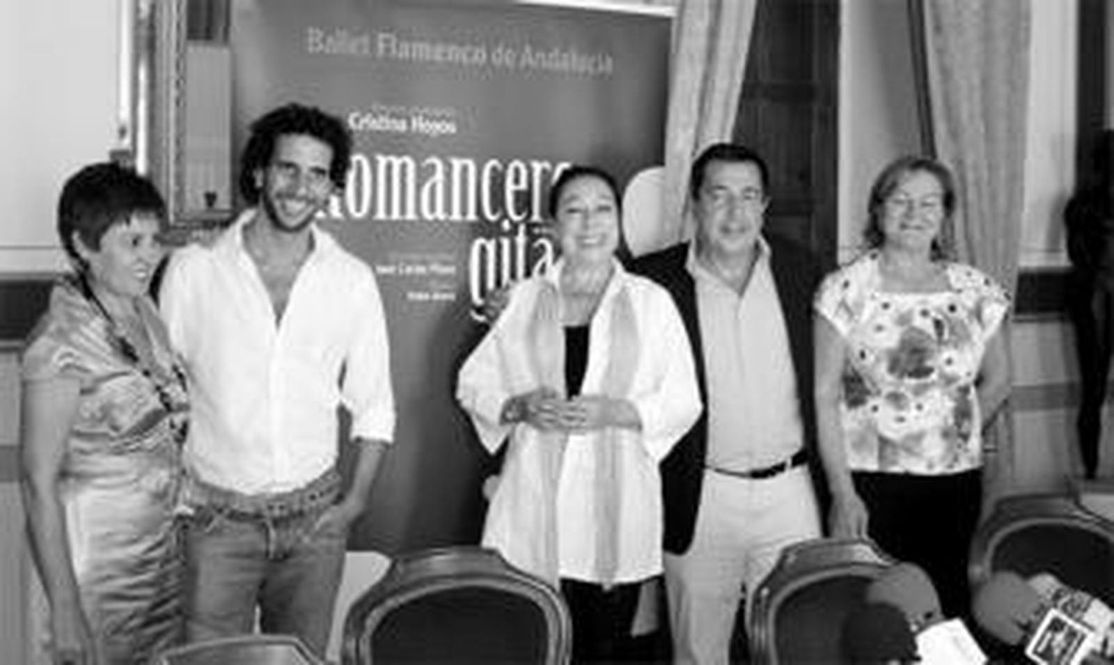 La bailaora sevilla Cristina Hoyos presentó ayer el espectáculo 'Romancero Gitano' en Antequera.