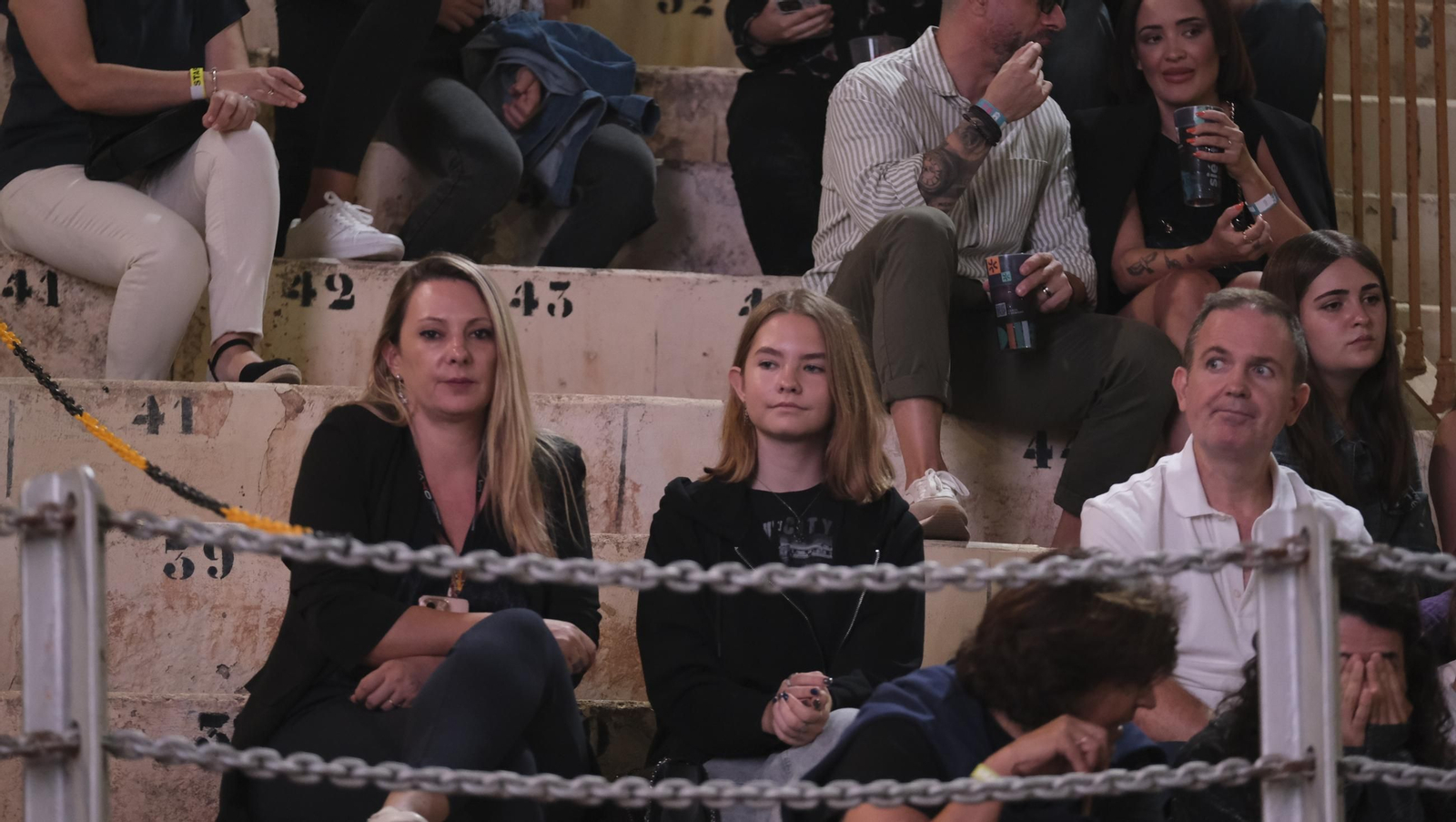 El concierto de Melendi llena de fans la Plaza de Toros de Almería, en imágenes