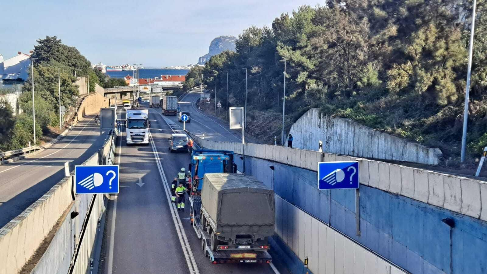 La retirada del camión, poco antes de las 16:00.