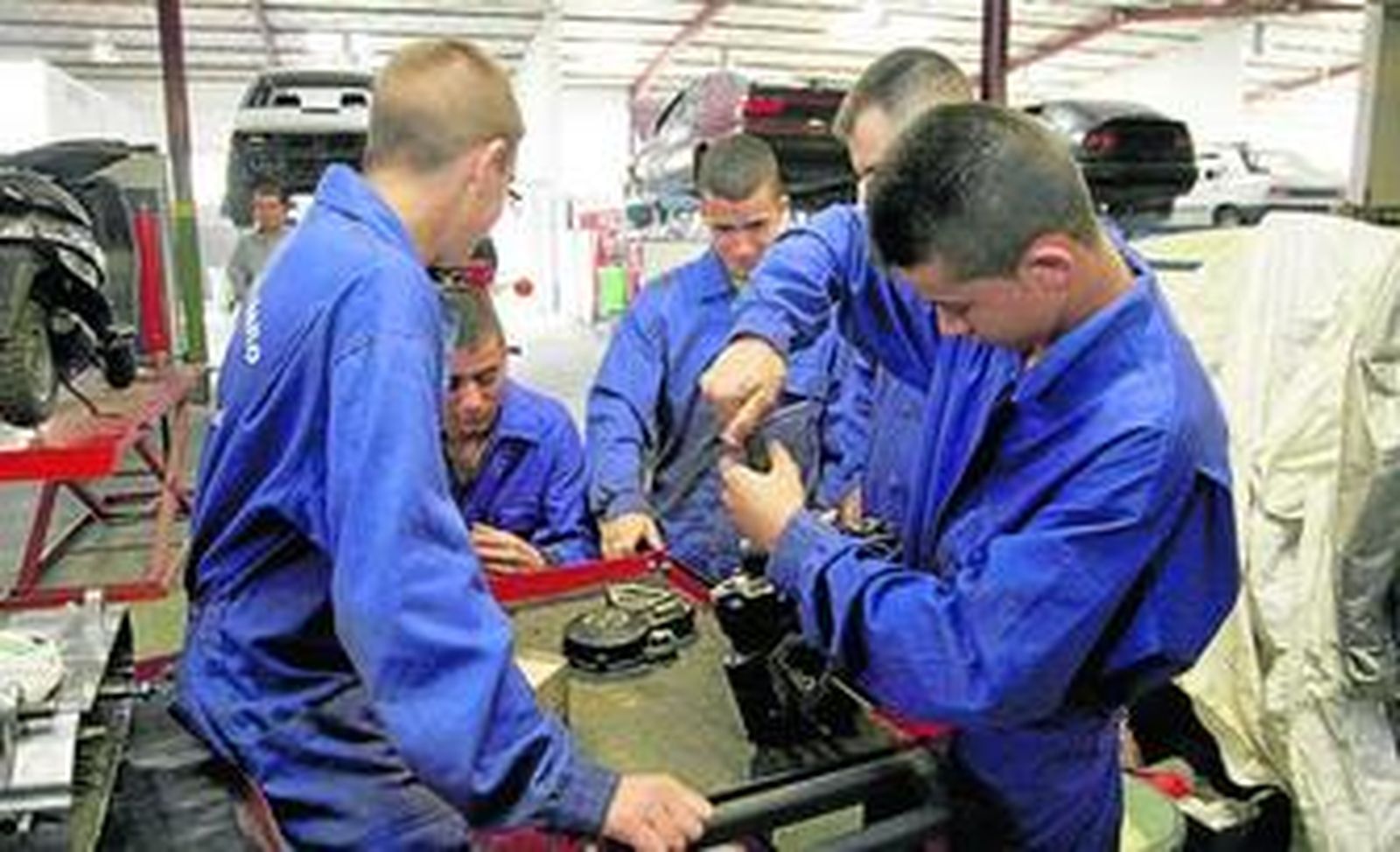 Un grupo de alumnos en el programa de mecánica.